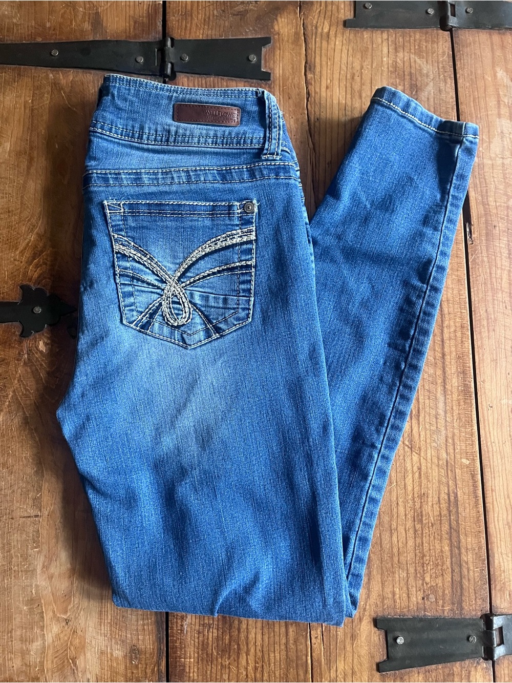 Wallflower Women's‎ Blue Skinny Jeans with Embroidered Back Pocket